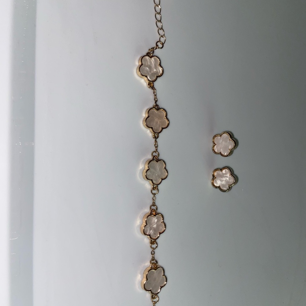 Elegant Gold and White Flower Jewelry Set
